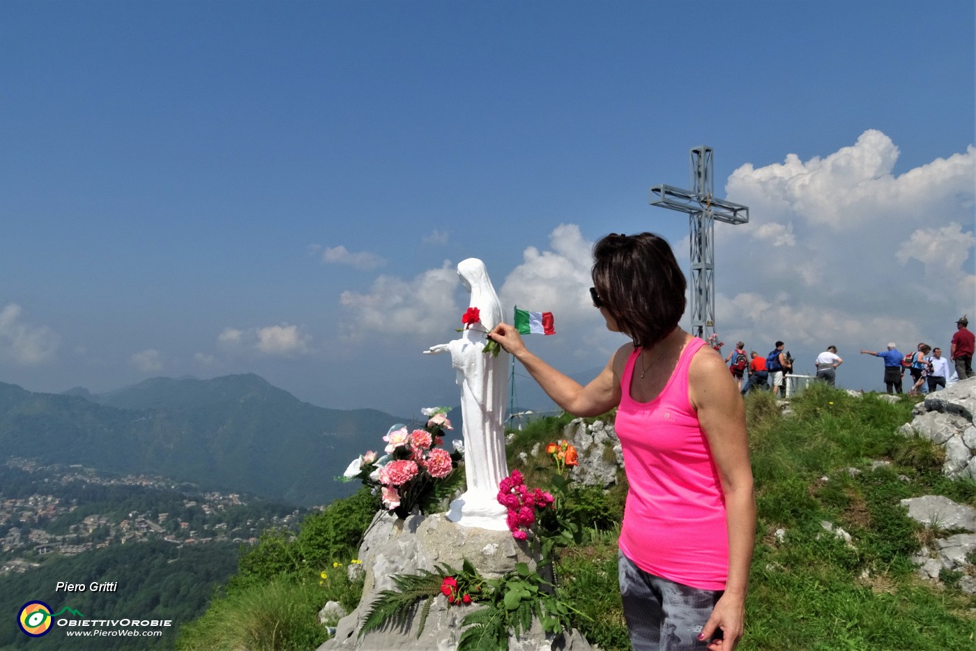 43 Tante rose oggi per la bianca Madonnina.JPG